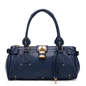 Borsa a tracolla Boston retrò in pelle blu scuro con lucchetto vintage e borchie.