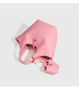 Rosa minimalistische Eimerhandtasche Detailansicht, süße Macaron-Farbe kleine Ledertasche Mini.