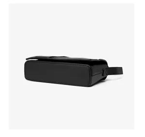 Detailansicht einer eleganten schwarzen minimalistischen kleinen Damentasche, sehr stilvoll.