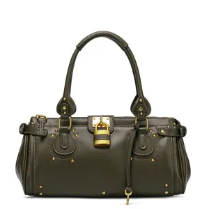 Borsa a mano Boston verde oliva vintage con design a lucchetto, eleganti rivetti e manici.