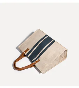 Detailansicht der eleganten Segeltuchtasche mit blauen Streifen und braunen Griffen täglich.