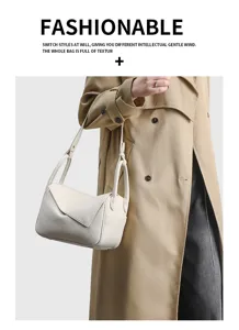 Elegante borsa a tracolla in pelle da donna con design geometrico e versatile, chic.