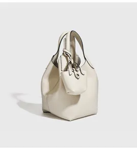 Detailansicht der minimalistischen Mini-Eimer Tasche aus cremeweissem Leder mit feinem Henkel.
