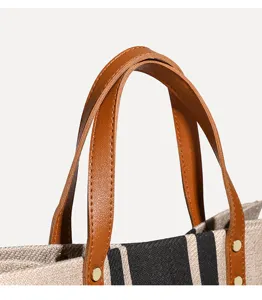 Canvas Shopper Tasche Henkel Detail mit braunem PU Leder und schwarz weißem Streifenmuster.