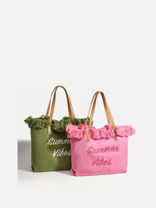 Bolso tote de lona con texto bordado, flecos y diseño elegante para el uso diario.