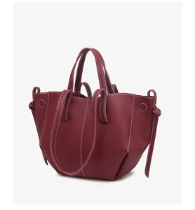 Bordeauxrode handtas met litchi patroon, elegante shopper met stijlvolle zijknoppen.