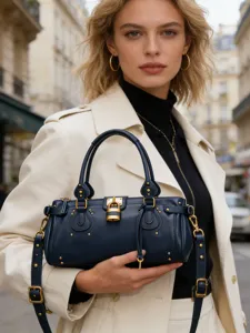 Borsa a mano Boston vintage in pelle blu scuro con lucchetto e borchie eleganti.