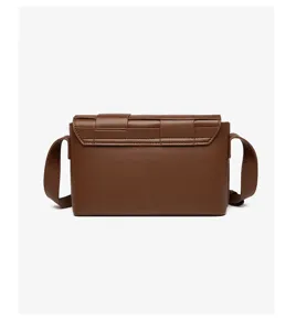 Detailansicht der braunen Leder-Geflecht-Umhängetasche mit klassischem Klappdesign.
