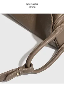 Primo piano del dettaglio del cinturino in pelle marrone con pregevoli cuciture.