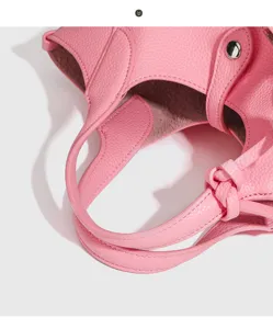 Detailansicht einer rosa Leder-Einkaufstasche mit minimalistischem Griff und schickem Knoten.