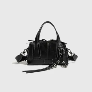 Bolso Boston de cuero negro vintage, elegante bolso bandolera de bolos con costuras contrastantes.