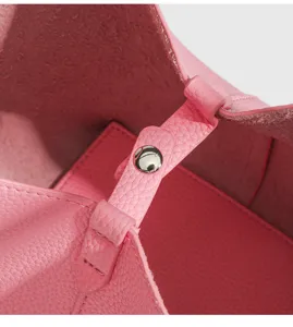 Nahaufnahme des inneren Leder-Eimers mit feiner Textur und praktischem Metalldruckknopf.