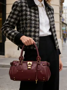 Borsa a mano Boston bordeaux vintage con lucchetto e dettagli di rivetti per donne eleganti.