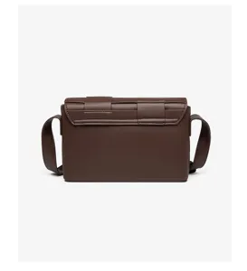 Detailansicht der stylischen braunen gewebten Umhängetasche aus Leder für den Alltag.