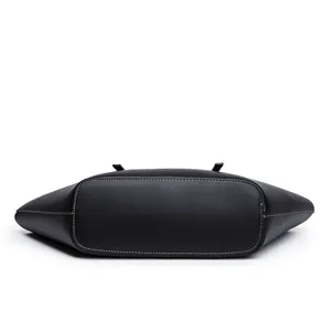 Vista detallada que muestra la estructura de fondo reforzada de este bolso de cuero.