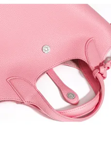 Nahaufnahme der rosa strukturierten Ledertasche mit glänzendem Magnetdruckknopf aus Metall.