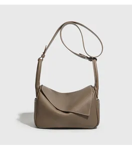 Vista dettagliata della borsa a tracolla in pelle taupe, design geometrico piegato, cuciture.