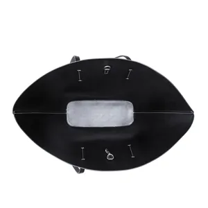 Detalle interior de bolso tote negro con compartimento espacioso y base reforzada para uso diario.