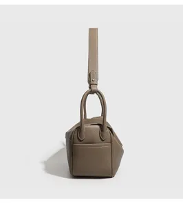 Borsa a tracolla in pelle taupe borsa a spalla minimalista versatile vista di dettaglio