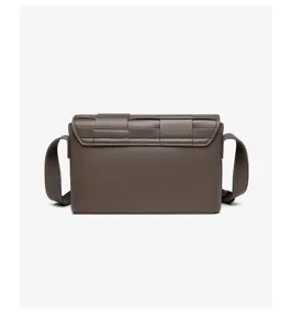 Stilvolle gewebte Umhängetasche für Damen und Herren, minimalistische Ledertasche Detailansicht.