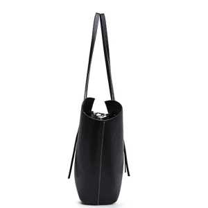 Vista detallada del perfil lateral del bolso tote negro de gran capacidad, bolso de hombro laboral.