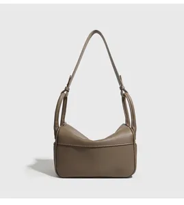 Vista dettagliata della borsa a spalla in pelle tortora, design morbido con dettagli unici.
