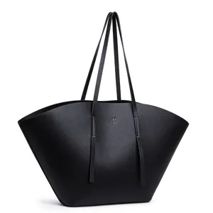 Vista detallada de un bolso shopper negro de piel con diseño ensanchado y asas largas.