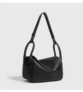 Borsa a spalla classica in pelle nera con elegante patta e comodo manico a tracolla.