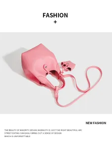 Rosa minimalistische Eimer Tasche mit Umhängeband und kleinem Beutel für den Alltag.