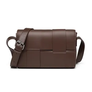 Modische braune Schultertasche aus geflochtenem Leder für Damen und Herren, schickes Design.