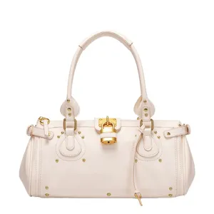 Borsa a mano Boston retrò in pelle beige con lucchetto iconico e borchie per uso quotidiano.