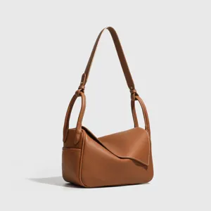 Elegante borsa a tracolla marrone in pelle con design geometrico unico e comoda cinghia.