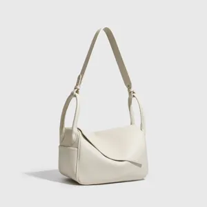 Elegante borsa a tracolla in pelle bianca con design pieghevole unico per donne.