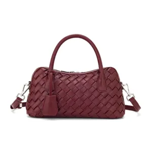 Detail der burgunderroten geflochtenen Handtasche, elegante Umhängetasche stilvoll.