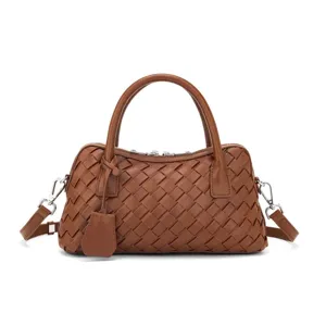 Detailansicht der braunen geflochtenen Ledertasche, exquisite Intrecciato-Struktur