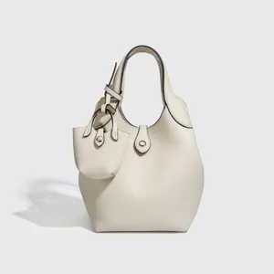 Minimalistische cremeweiße Leder Eimer Handtasche mit kleiner Tasche für Damen Alltag.