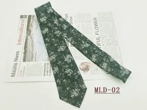 Vista dettagliata della cravatta in cotone con stampa floreale, elegante design verde.