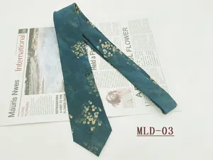 Primo piano dettagliato di una cravatta da uomo in cotone vintage con stampa floreale.