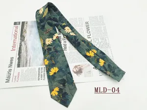 Dettaglio cravatta uomo in cotone floreale vintage, tessuto verde con fiori gialli 8cm.