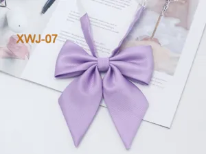 Detailansicht einer violetten Twill Krawatte mit spitzem Winkel für JK Schuluniformen.
