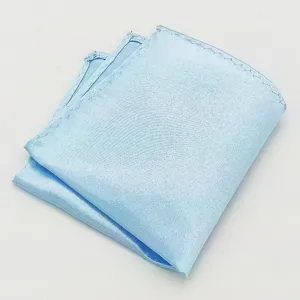 Close-up detail van een lichtblauwe glanzende pochette voor herenpak elegante stof