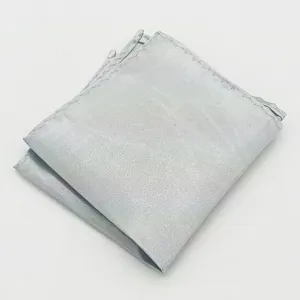 Zilveren glanzende pochet detailopname, elegante stoftextuur voor heren kostuum accessoire.
