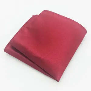 Effen glanzende polyester pochet voor herenpak detailweergave, glad stofontwerp.