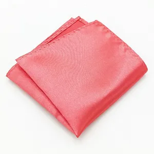 Detailopname van een glanzende roze pochet met nette gestikte randen voor herenpakken.