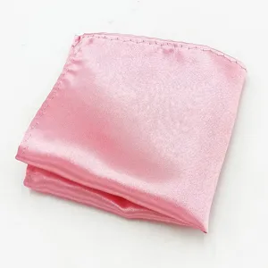 Roze satijnen pochet detail, gladde stofstructuur en netjes gevouwen rand voor herenpak.
