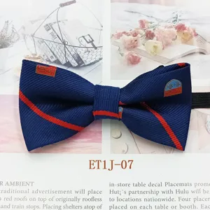 Vue détaillée du nœud papillon pour enfants classique à rayures bleues et rouges brodé.