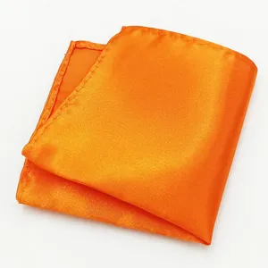 Close-up toont de gladde satijnen textuur en nette fijne stiksels van dit oranje pochet.