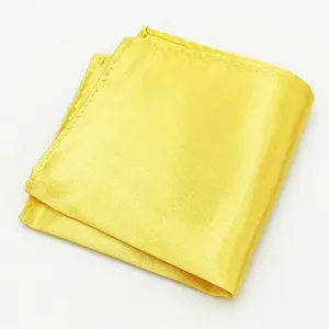 Detailopname van glad gele polyester stof netjes opgevouwen voor pak pochet detail.