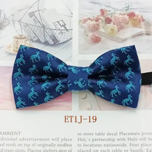 Vue détaillée du nœud papillon bleu pour enfants avec joli motif de cheval et élastique.