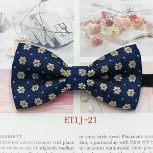 Vue detaillee d un noeud papillon pour enfant bleu marine avec de jolies marguerites.